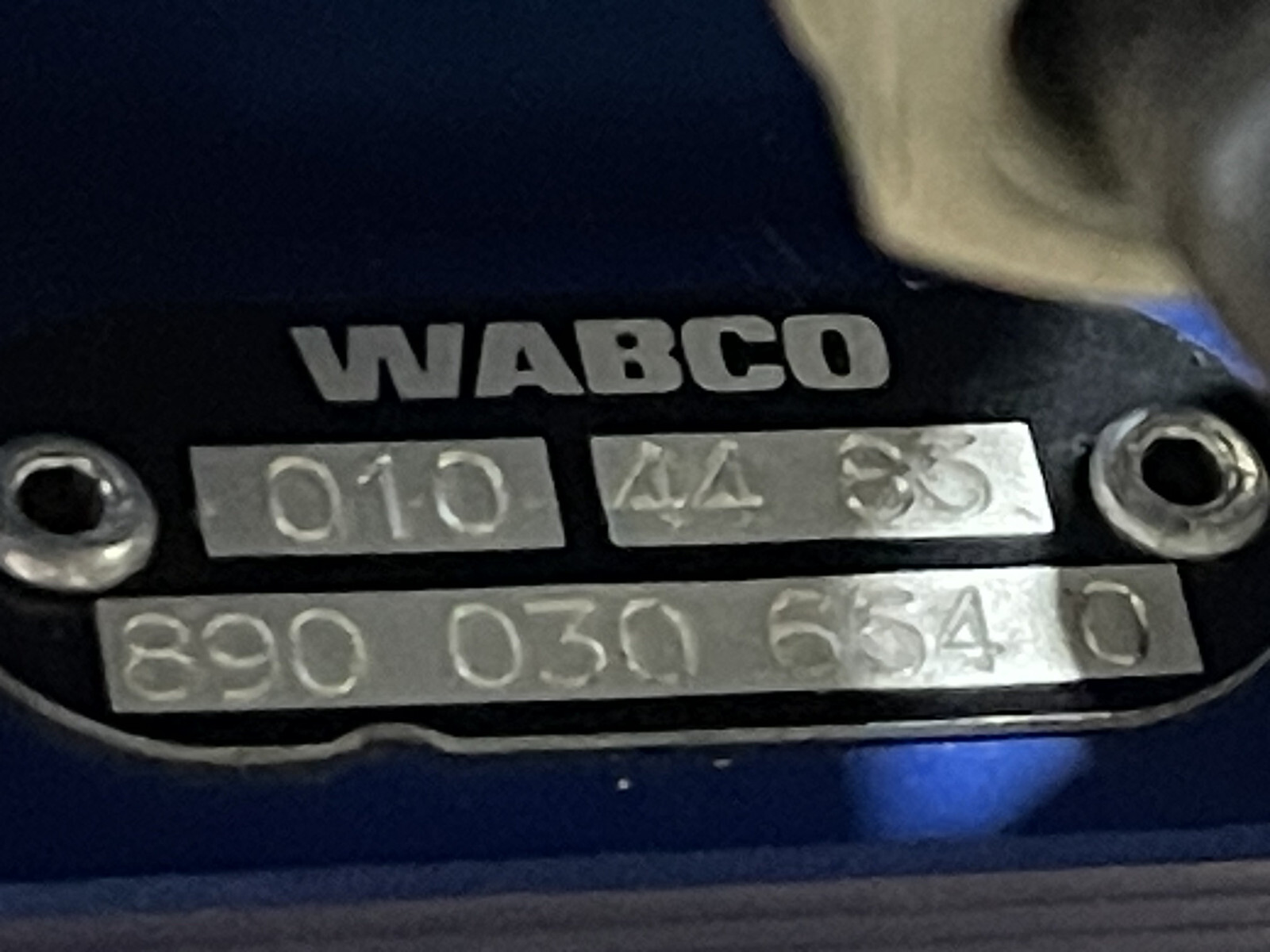 Wabco 8900306540 2-Way Isolating Pneumatic Valve - Image 3